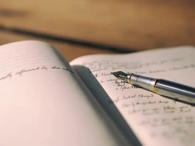 Notas en un cuaderno, escritura